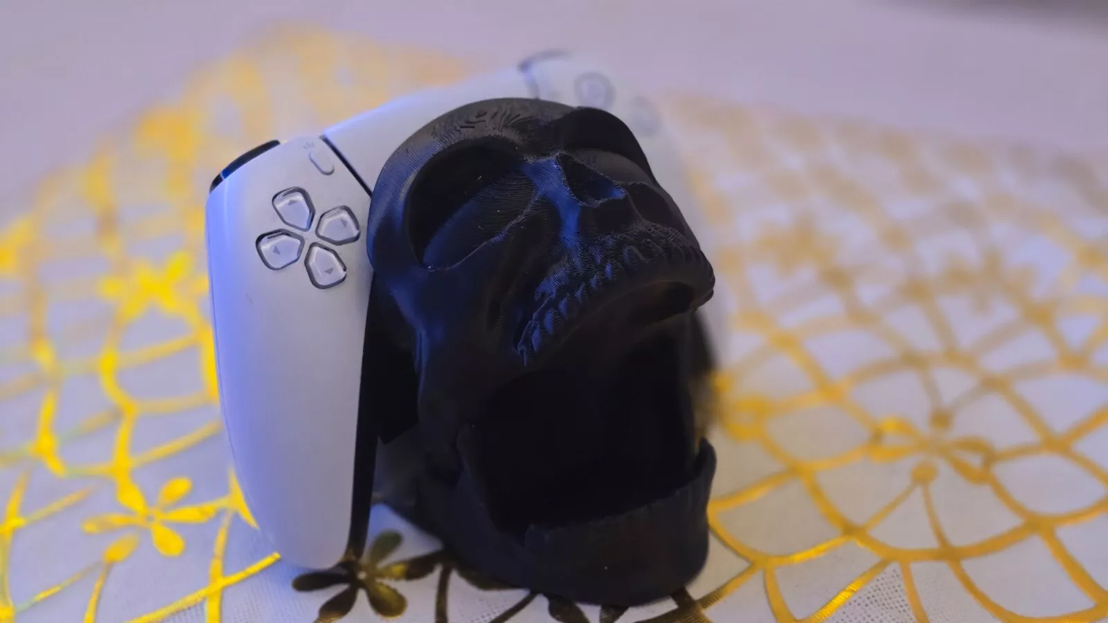 Black Skull Controller Holder - PS5 & Xbox Pad - Detailed Design - High Quality - Image 3