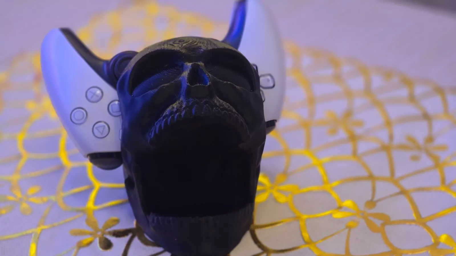 Black Skull Controller Holder - PS5 & Xbox Pad - Detailed Design - High Quality - Image 6