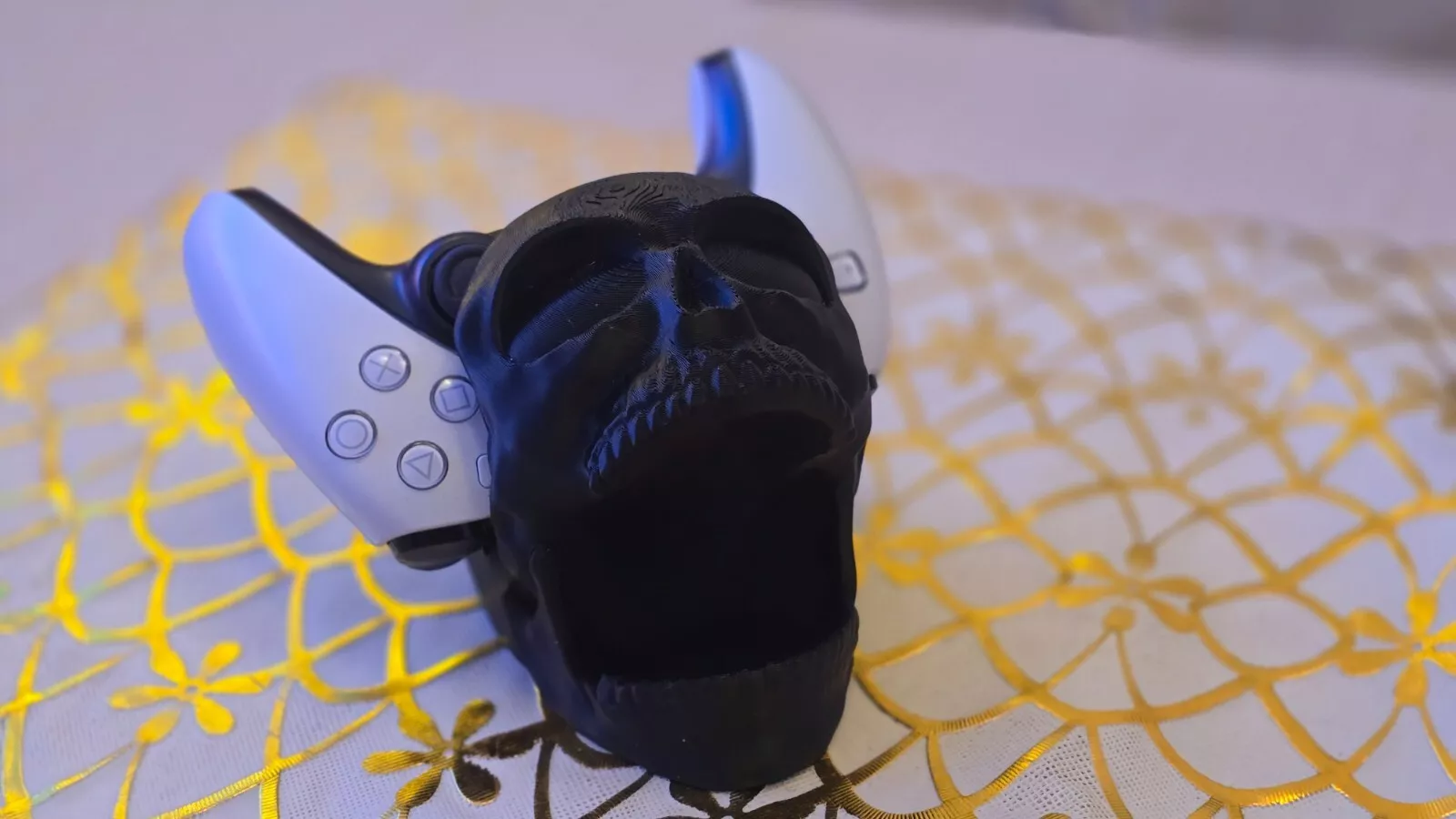 Black Skull Controller Holder - PS5 & Xbox Pad - Detailed Design - High Quality - Image 7