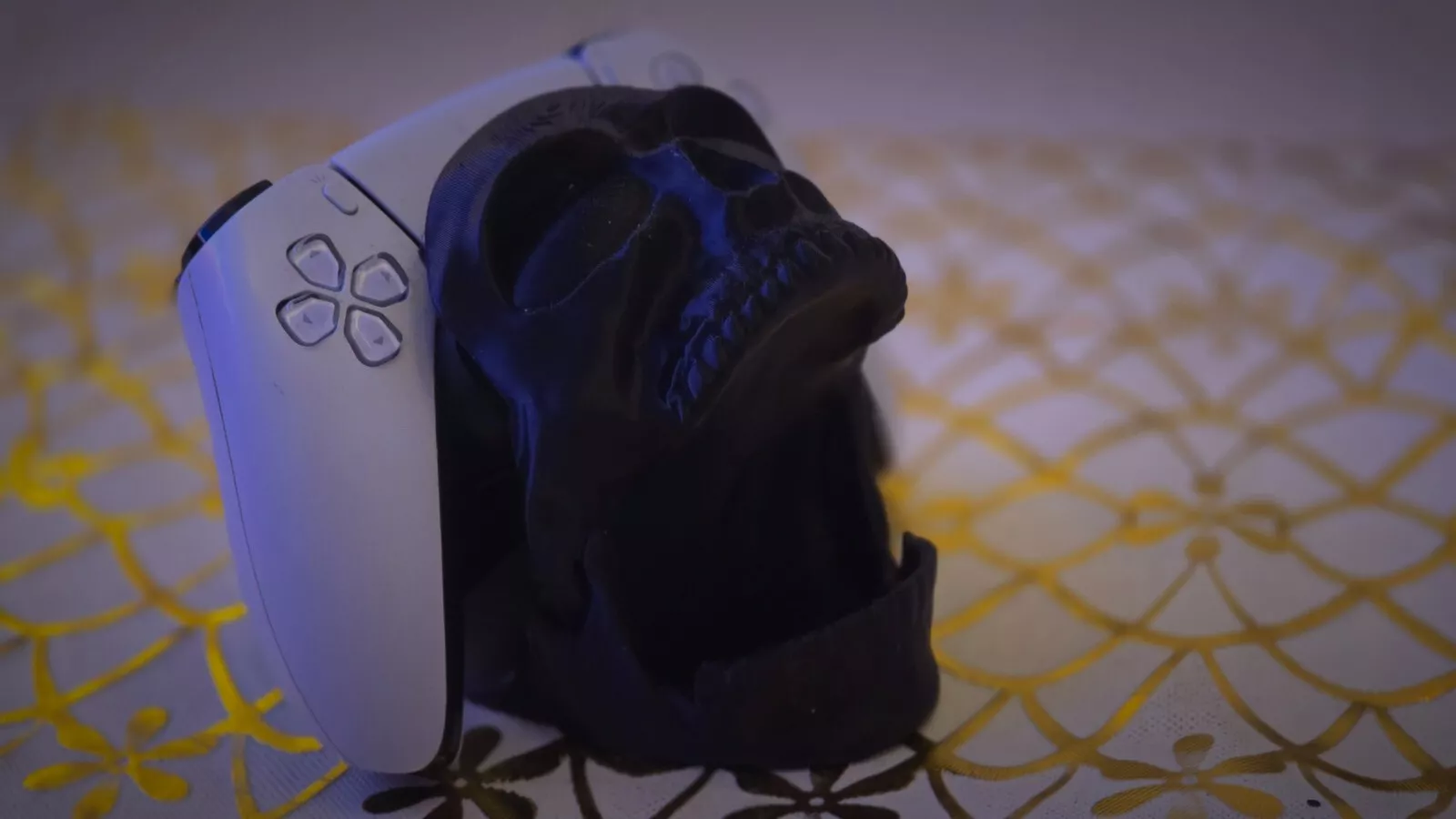 Black Skull Controller Holder - PS5 & Xbox Pad - Detailed Design - High Quality - Image 10