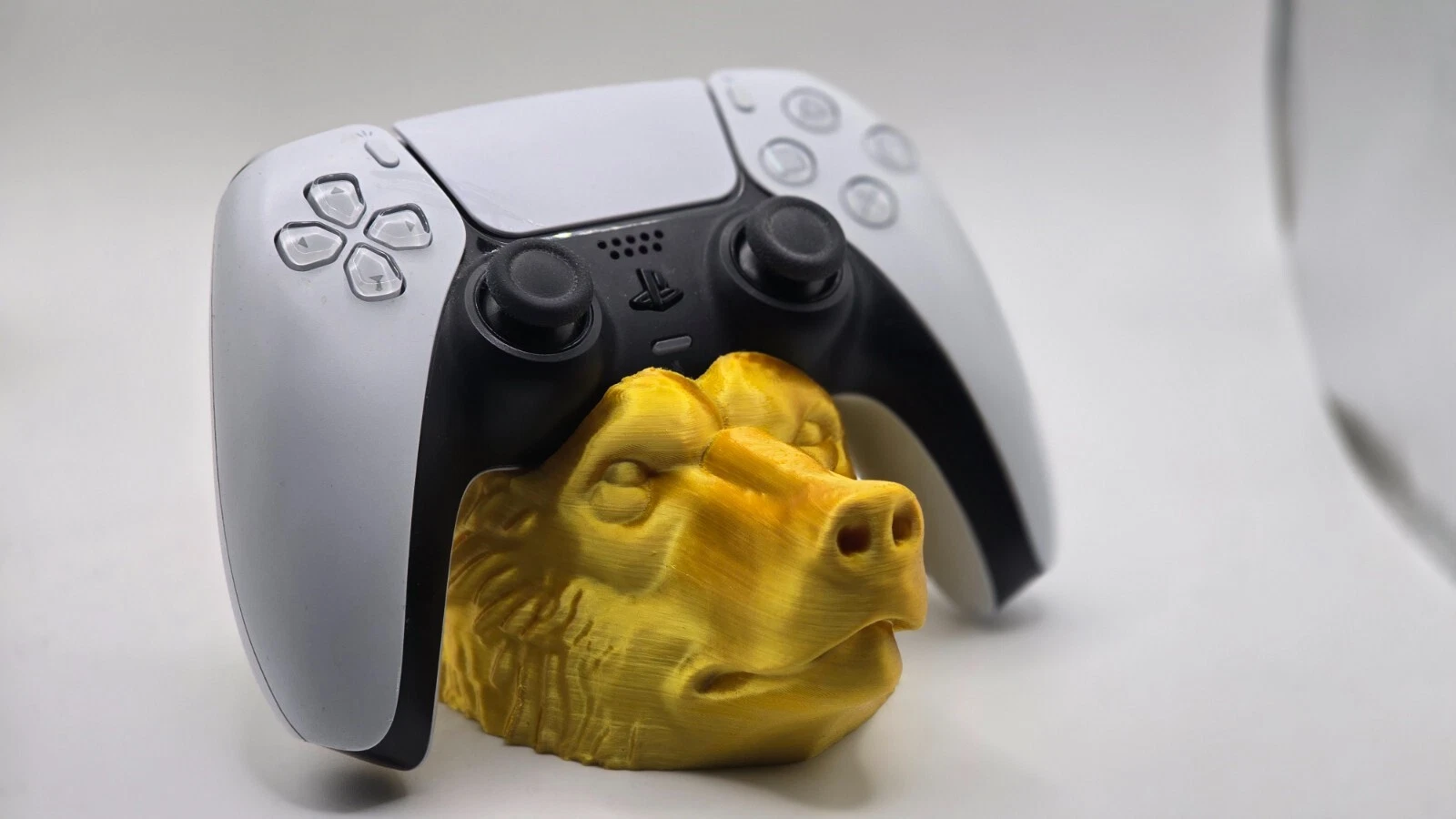 Golden Bear Head Controller Stand – Unique and Eye-Catching Design - WILD GAMING - Image 3