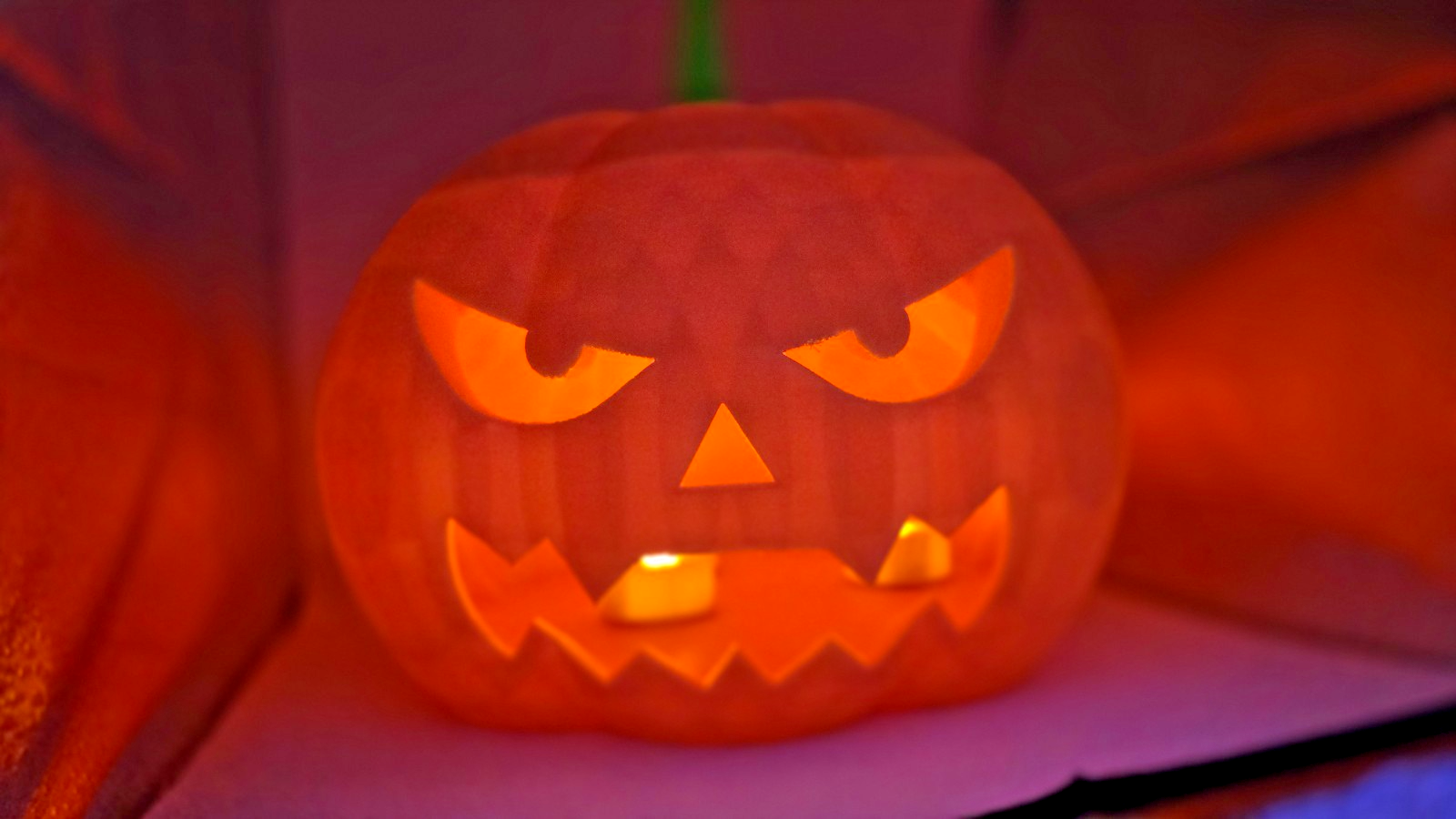 Large Glow in the Dark Pumpkin – Halloween Jack-O’-Lanter<wbr/>n – 25cm with 3 LED